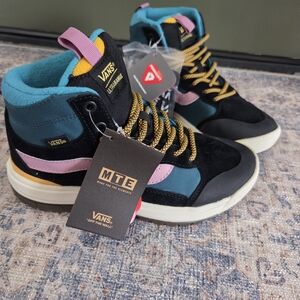 Vans MTE Black (Womens US 7.5)